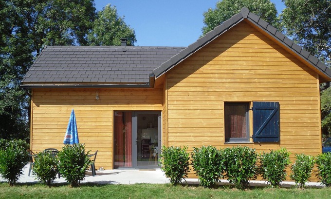 Le Vigean Ski Chalet | COMFORTABLE WOODEN CHALET GITE WITH PRIVATE SPA IN MAURIAC NEAR SALERS
