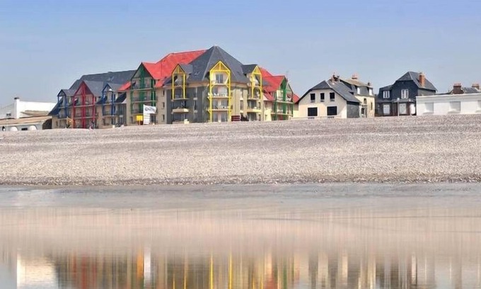 Cayeux-sur-Mer Apartment | Comfortably furnished apartment with a sea view