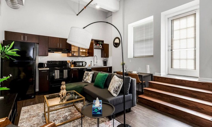 Downtown Kansas City Apartment | Comfy 1BR Parking, Rooftop Near Arrowhd & TMobile