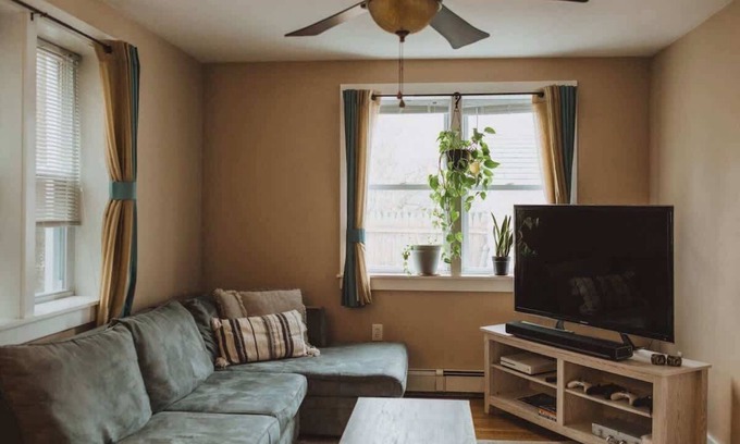 Fifth Ward Apartment | Comfy 1BR unit off Thames St with Parking