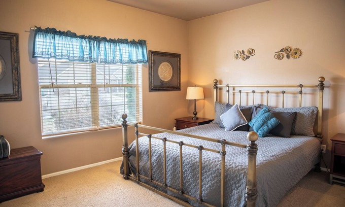 Montrose House | COMFY 2 bedroom 1 bath, living room, mini kitchen with 70" smart TV & Grill