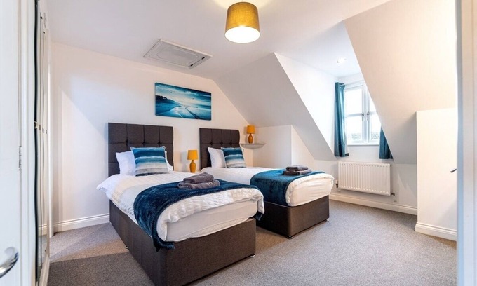 Peterborough House | Comfy, 3 Bed, 2.5 Bath, Sleeps 7