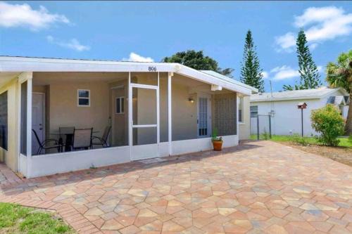 Naples Park House | Comfy 3 bedroom with parking & close to everything