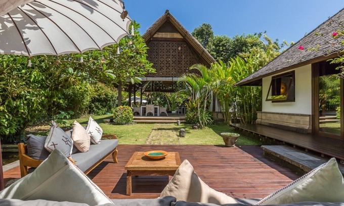 Batubelig Villa | Comfy 3BR Villa Close to Beach W/Great Pool, Bali Villa 2214