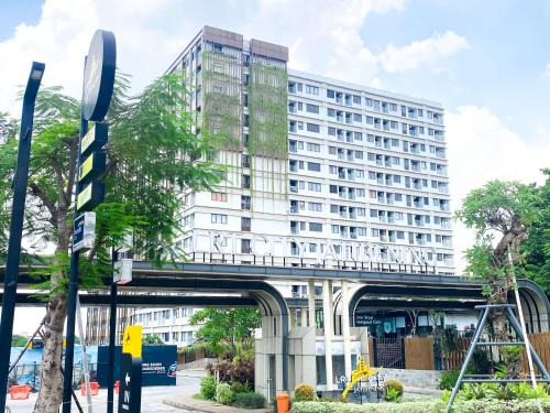 Duren Sawit Apartment | Comfy and Modern Look 1BR Gateway Park LRT City Jatibening Apartment By Travelio