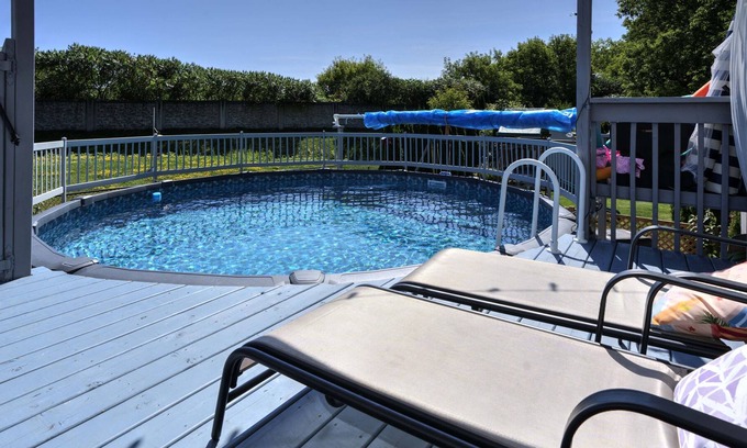 Rideau Heights Apartment | Comfy and Relaxing 2 Bedroom with Pool and Hot Tub
