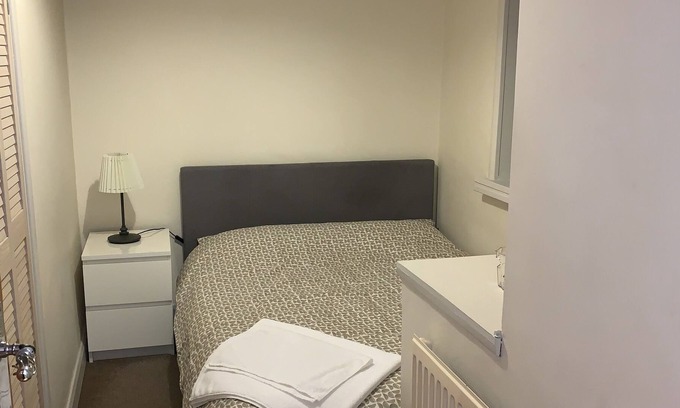 Reading House | Comfy Bright and Clean Small Double Room with WiFi