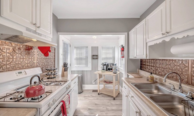 Sylvan Hills House | Comfy & Charming Home Near Downtown Atlanta. Close to lots of stuff!
