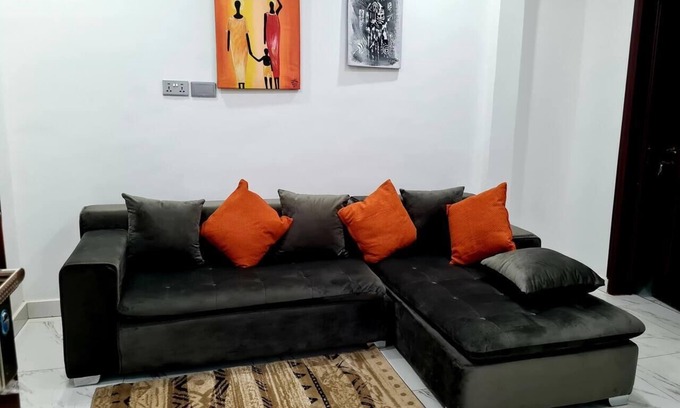 Accra Apartment | Comfy & Cozy Hideout ~ Close to Highway ~Parking