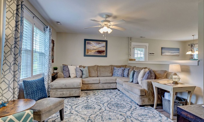 Wilmington House | Comfy, family-friendly, dog-friendly, 3 bedroom home with a pool