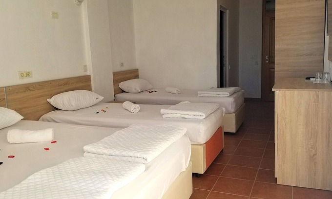 Gjerana Hotel | Comfy family with double bed + 2 single beds - sea view balcony
