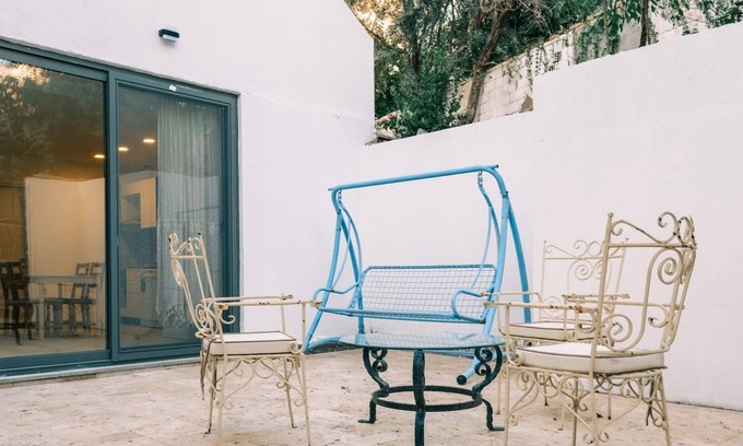 Bodrum City Center Apartment | Comfy Flat w Patio 3 min to Beach in Bodrum
