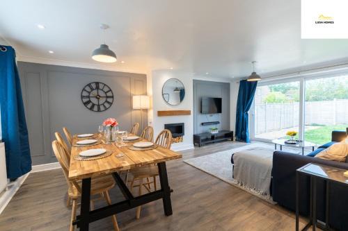 Sherborne St. John Apartment | Comfy Home - Close to hospital - Sleeps 7 - wParking