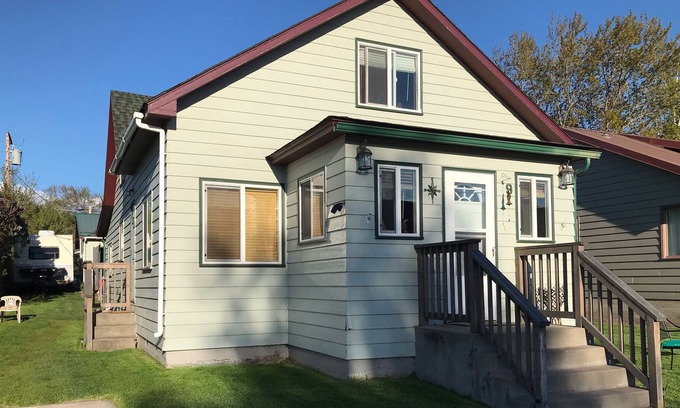 Polson House | Comfy lake vaca for 6. Spend your summer exploring gorgeous Flathead Lake!