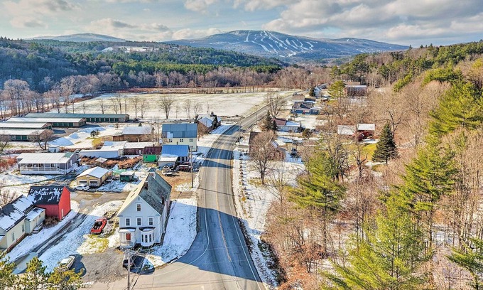 Ludlow House | Comfy Ludlow Apartment ~ 3 Mi to Okemo Resort
