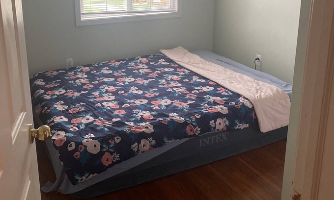 Taylor Condo | Comfy room by airport w/wifi