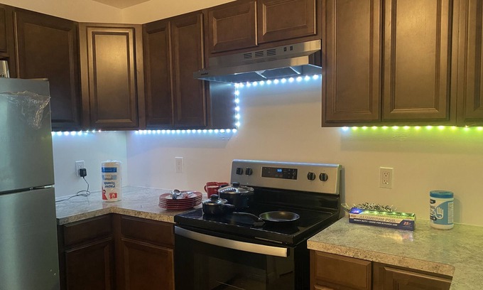 Houston House | Comfy Two Bedroom in Townhouse - 9 minutes from Airport and Downtown!