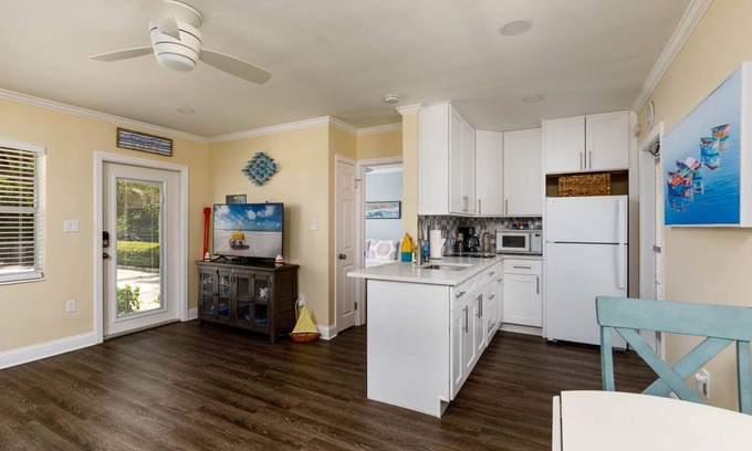 North Redington Beach Condo | Coming Back 2026. Cozy 1BR Condo with parking, 0min walk to Beach!