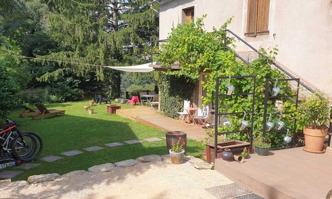 Quins House | Comme une Sieste à L'ombre des Grands Arbres