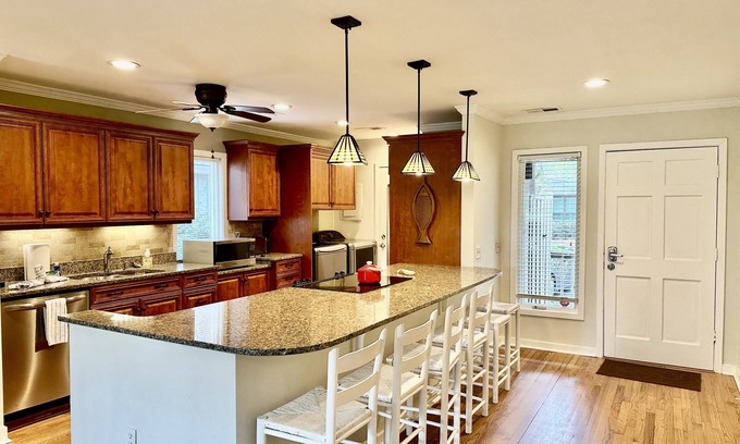 West Beach Cottage | Community Pool, Golf Course View, Sunroom, Dog Friendly Greenslake Cottage!