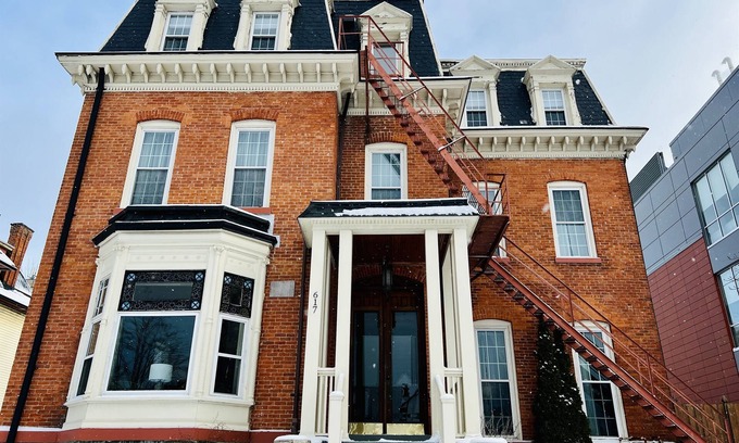 Front Park Apartment | Compact 3rd Floor Apt w/Lake Views