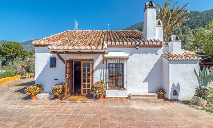 Alcaucin Cottage | Compact Escape by the Parklands