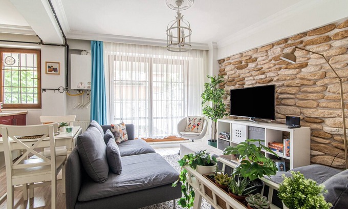 Celiktepe Mahallesi Apartment | Compact Flat w Backyard 6 min to Kanyon Mall