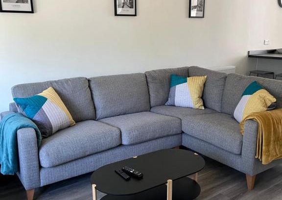 Epsom House | Completely refurbished home parking/close to shops