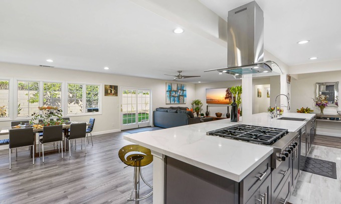 Orange House | ❤️COMPLETELY RENOVATED QUIET LUXURY HOME NEAR DISNEYLAND❤️