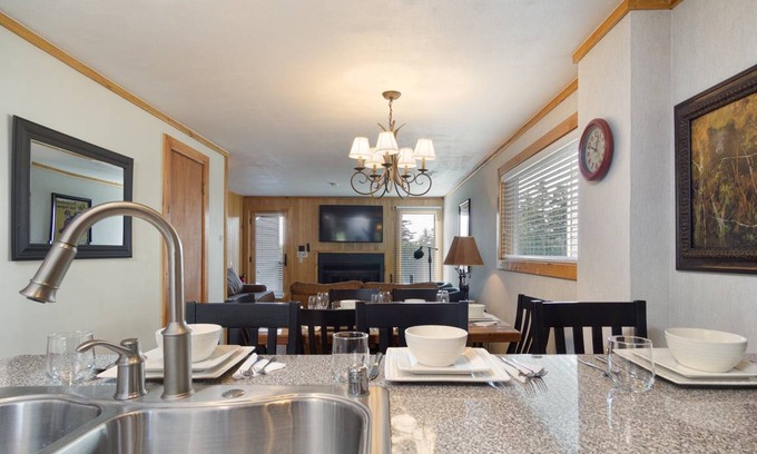 Snowshoe Condo | Condo ∙ 2 bedrooms ∙ 9 guests