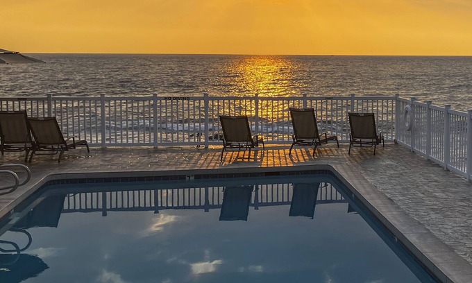 Kailua-Kona Condo | Condo at oceanfront resort with lanai, pool, grill & sundeck - walk to beach
