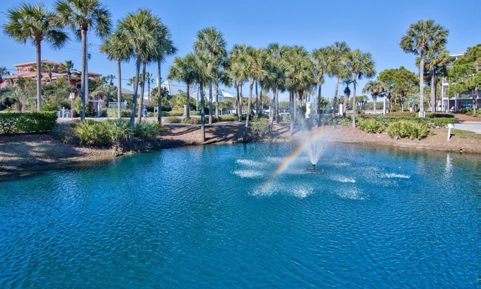 Gulf Place Condo | Condo Directly Across from the Beach! 2 Adult Bikes! Walk to Dining!