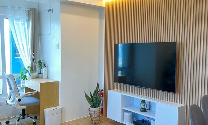 Diliman Condo | Condo in GMA Quezon City w/Videoke & Parking