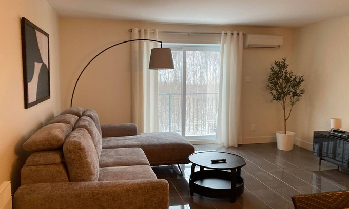 Saint-Romuald Apartment | Condo - La Suite Summ