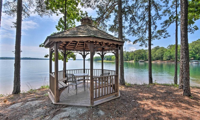 Salem Condo | Condo on Lake Keowee w/Resort Amenities & Pool!