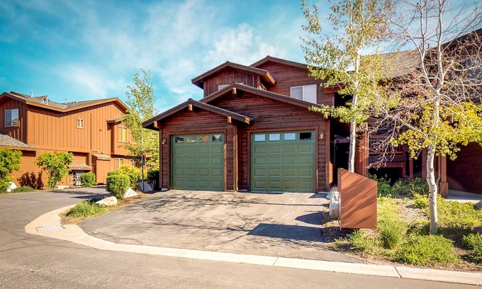 Truckee Condo | Condo with access to shared pool, sauna & gym - close to golf & lake