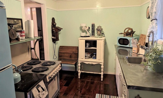 Westlake Cabin | Conductor’s Quarters - Lakefront 1 Bedroom Cabin with Kayaking near Florence