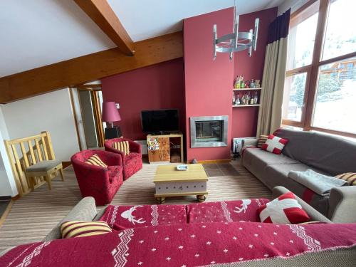 Arc-1800 Apartment | Confort et espace pour cet appartement Duplex de 100 m2 avec Grand Sejour expose Sud avec Cheminee, 4 chambres , Acces Direct aux Pistes de Ski et au Golf dans la residence Edenarc avec Piscine, Jacuzzi et Spa