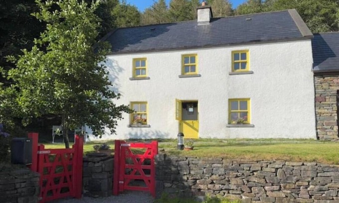 Leenane House | Connemara Comfort & Tranquility…Sauna & king beds