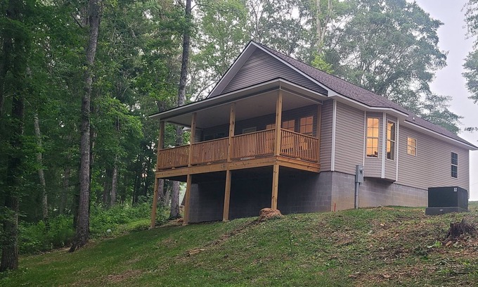 Crane Hill House | Connie's Cottage on Crooked Creek/Lewis Smith Lake