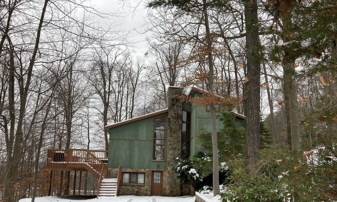Hidden Valley House | Contact Free Check In/Out! Relax by the Fireplace, Family Friendly!