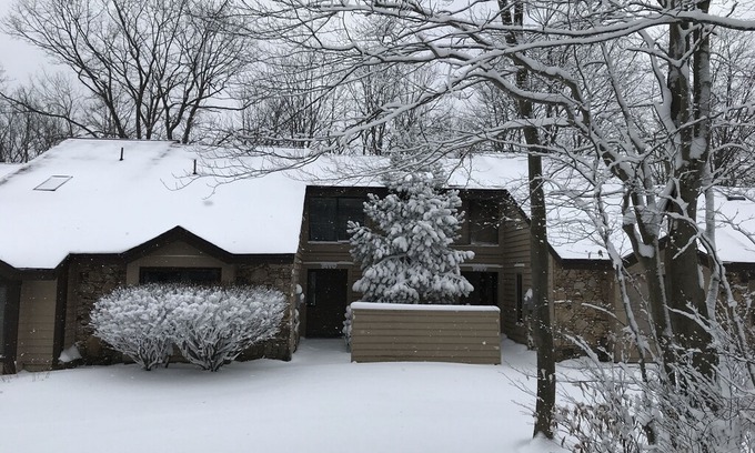 Hidden Valley House | Contact Free Check in/out! Private Access! Work from Home Ready-Minutes to pool!