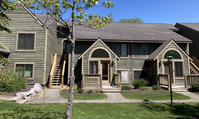 Hidden Valley Condo | Contact Free Mtn Escape, Wood Fireplace, Family Friendly, Free Parking, Wifi