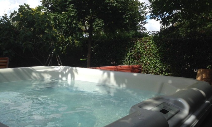 Voisins-le-Bretonneux Apartment | Contemporary apartment with garden and jacuzzi