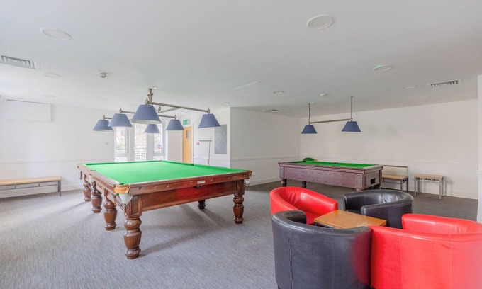 Island Gardens Apartment | Contemporary 1BD Riverside Retreat with Gym