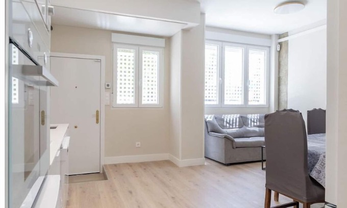 Ciudad Lineal Apartment | Contemporary 6BD Apartment for 12, Las Ventas