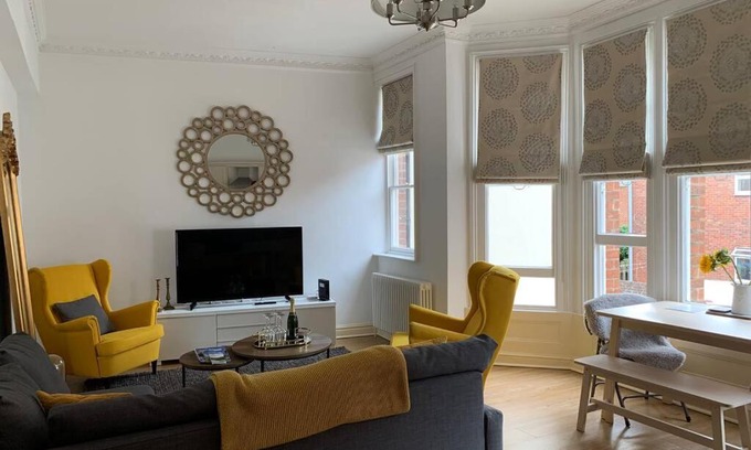Gloucester Apartment | Contemporary Apartment Near Gloucester Quays&Docks
