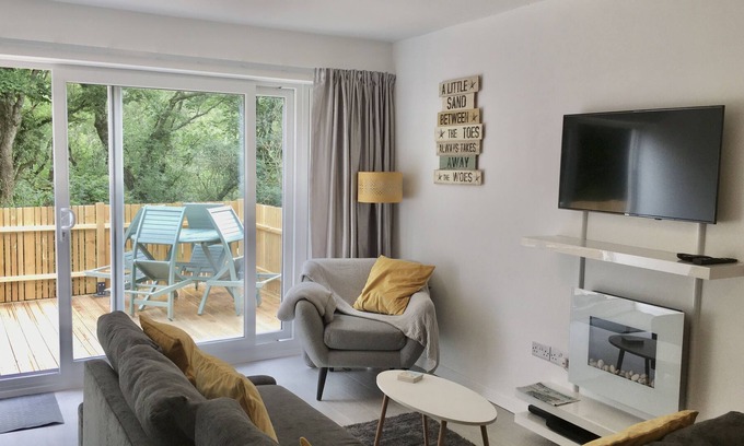 Looe Villa | Contemporary Beach Villa With Sea and Woodland Views - 2 Minutes Walk From Beach