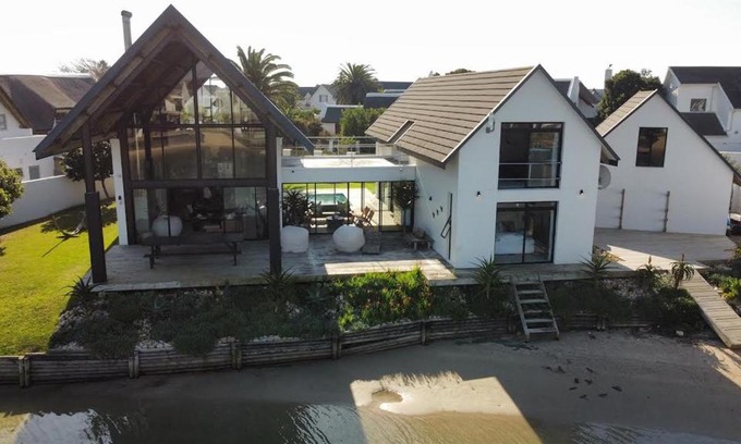 Saint Francis Bay House | Contemporary Cool on the canals