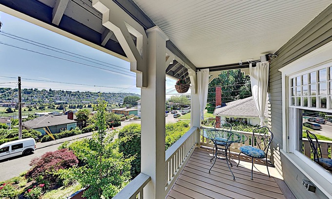 Southeast Magnolia House | Contemporary Craftsman: Skyline Views, A/C, Epic Outdoor Entertaining Space